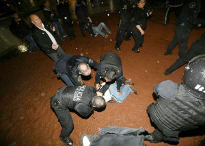 El domingo a la noche, la Policía desalojó a la fuerza a los manifestante que querían montar una estructura frente al Congreso.