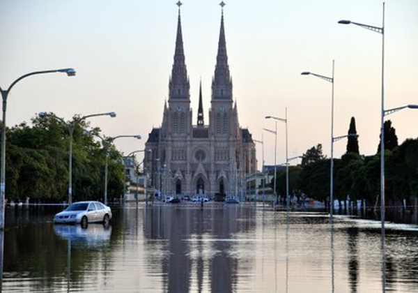 A Luján la inunda más la política que la lluvia
