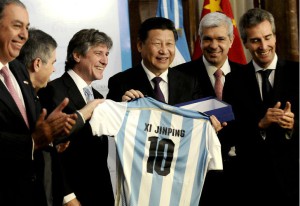 Boudou le regaló una camiseta argentina al presidente chino.