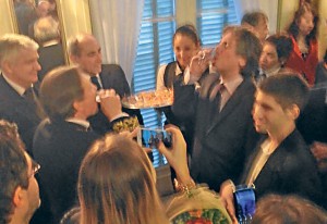 Boudou festeja con vodka en la embajada rusa.