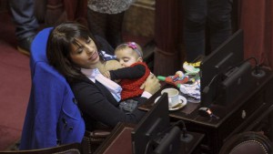 Victoria Donda, amamantando a su bebé en plena sesión en Diputados.