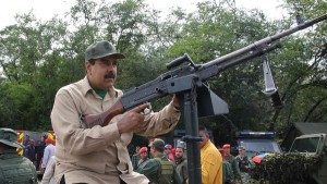 El presidente Maduro promueve defender su gobierno con armas.