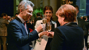 Macri, Awada y Merkel, brindan en el CCK.