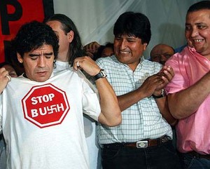 Maradona, en 2005, en tren contra Bush.