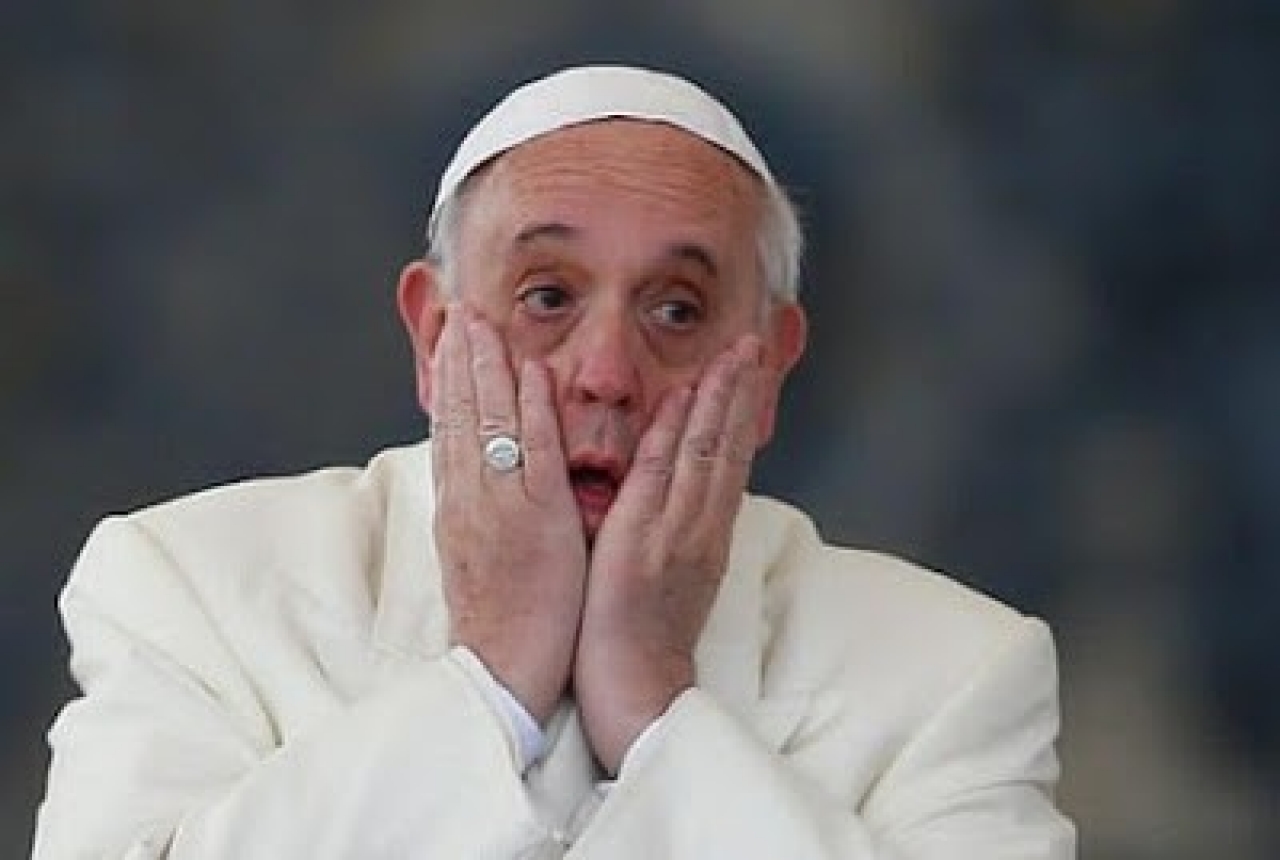 Tuqui atiende el kiosquito del Papa