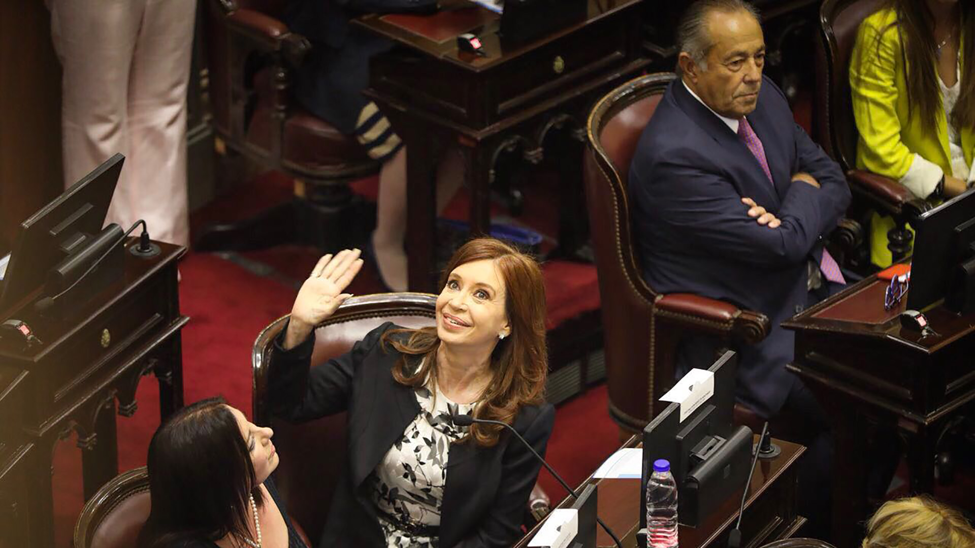 En medio de extraordinarias caldeadas, el PJ cajonea el pedido de desafuero a CFK hasta marzo