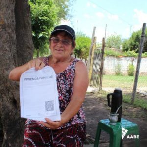 Noelia, del barrio El Ombú, de Merlo, con su certificado.