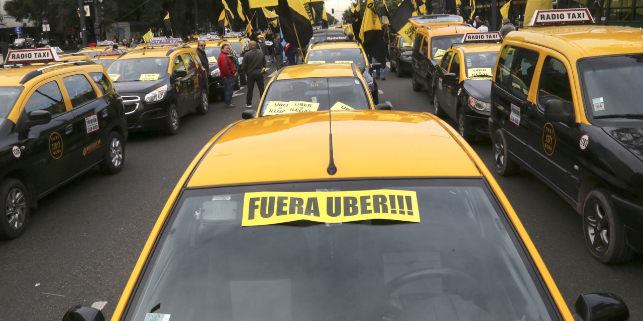 Taxis vs Uber: Una historia de espías improvisados, pasajeros infiltrados y denuncias por creciente violencia