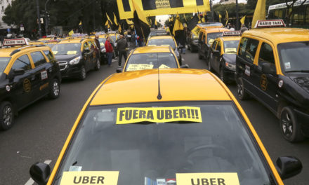 Taxis vs Uber: Una historia de espías improvisados, pasajeros infiltrados y denuncias por creciente violencia