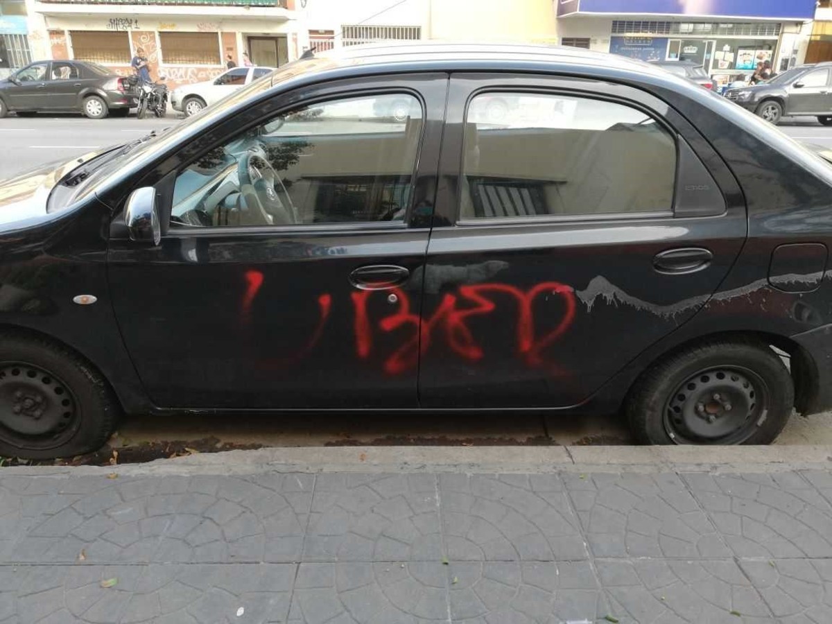 Pintadas sobre un auto "acusado de Uber".