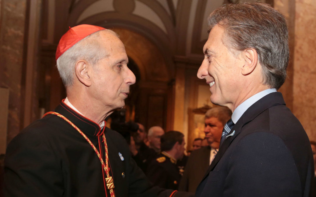 Otro cruce con la Iglesia: En el Gobierno discuten restringirle los pasaportes oficiales a los obispos
