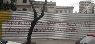 Pintadas amenazantes en el hospital Rivadavia.