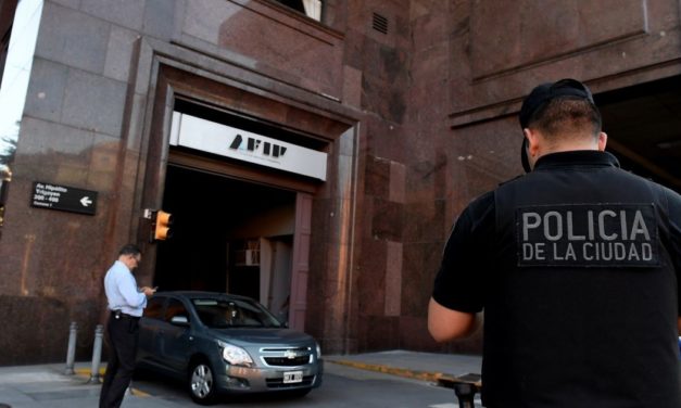 La banda de la AFIP: También robaron datos de la UTN y de una tarjeta de un diario