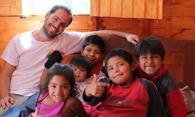 Diego tiene una ONG y adoptó a 6 hermanitos salteños: “No soy un hippie loco”
