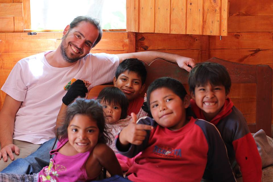 Diego tiene una ONG y adoptó a 6 hermanitos salteños: “No soy un hippie loco”