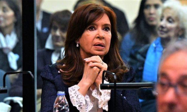 Cómo Cristina evitó la foto más incómoda en el juicio
