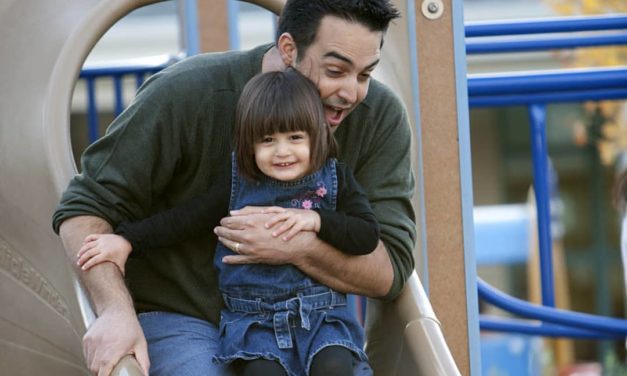 El fin de «te ayudo»: cómo es la nueva paternidad full life de los hombres modernos