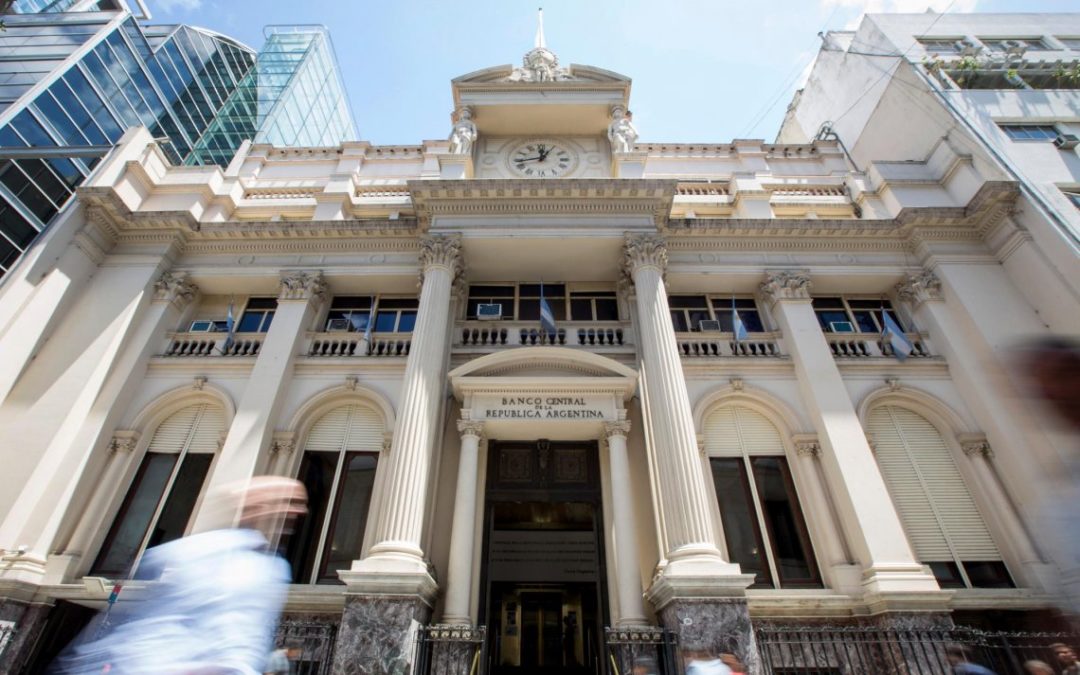 La salida de depósitos merma y el Banco Central endurece controles