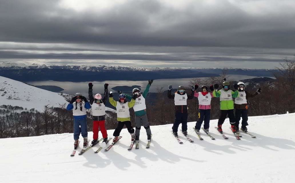 En Bariloche, los niños de escuelas aprenden a esquiar ayudados por el gobierno provincial
