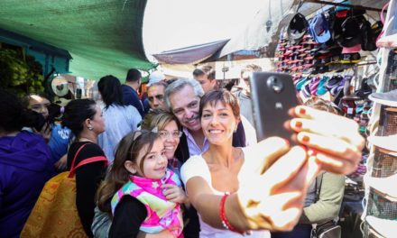 La estrategia digital de Alberto Fernández en redes: tweets de madrugada y millones en Facebook