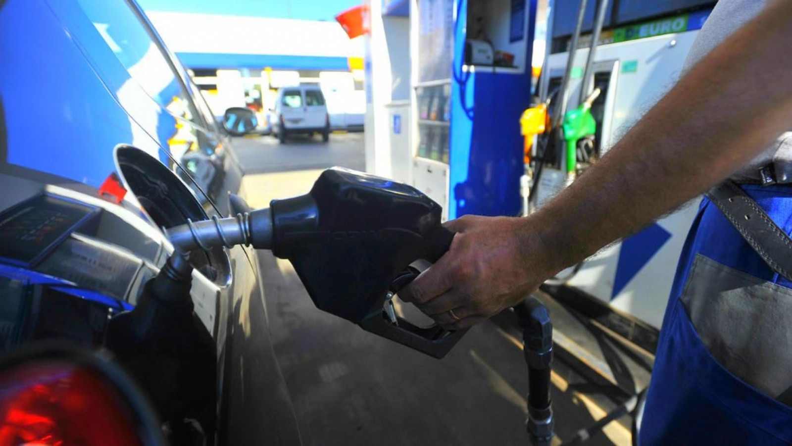Nafta: YPF aumenta 3,5% la nafta y el gasoil desde la medionoche