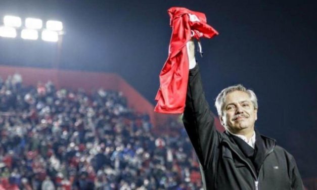 Fútbol y política: Fernández mira de reojo la interna de AFA y Macri busca influir bajo el paraguas de la FIFA
