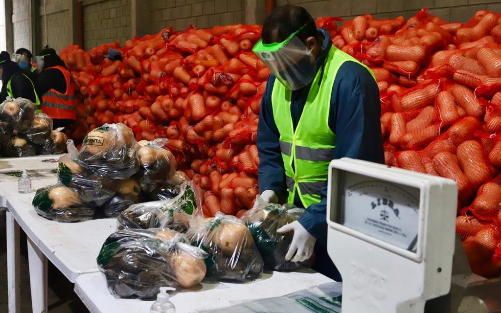 Echeverría: compran hortalizas directo a los productores para sumar a los bolsones de comida ahorrando costos