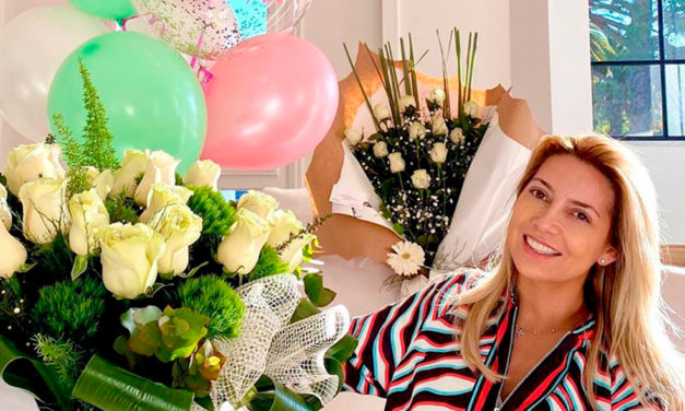 Fabiola Yañez celebró su cumpleaños con flores, globos y barbijo