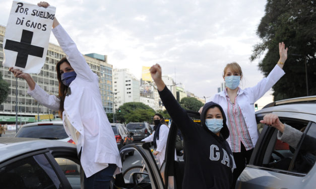 Salud privada en la peor pandemia de la historia: aplausos para la tribuna y migajas en los bolsillos de los médicos