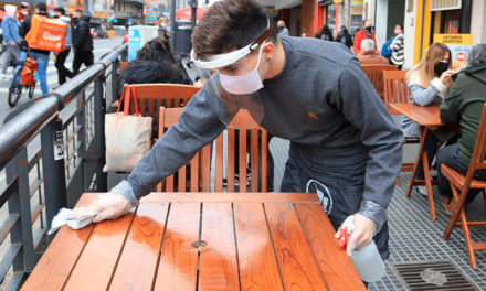 Prohiben a los bares y restaurantes porteños usar terrazas y patios