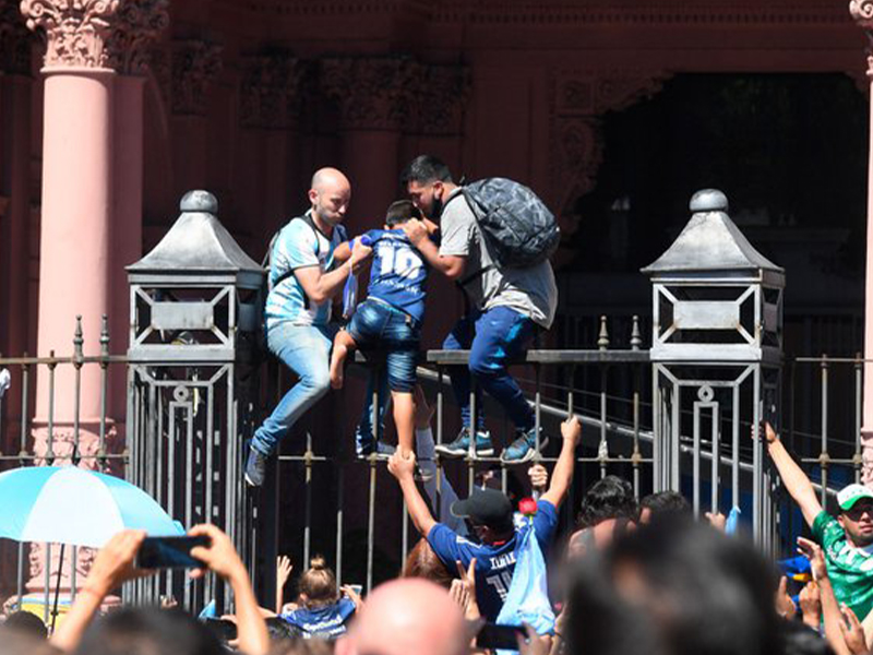 La explicación del gobierno por el desmadre vivido en Casa Rosada durante el velorio de Diego Maradona