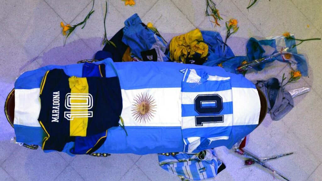 Por voluntad de Diego, camisetas de Boca y la Selección Argentina fueron ubicadas arriba del féretro donde descansan sus restos