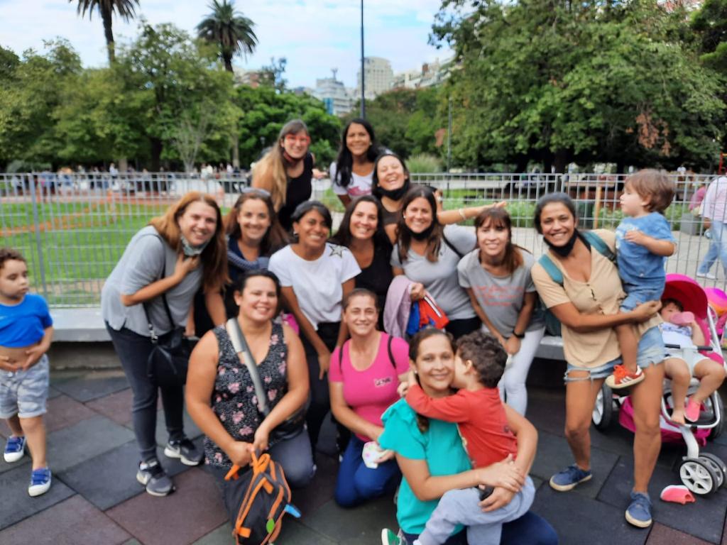 Original salida: mamás de niños con autismo se reúnen en plazas para desafiar al encierro