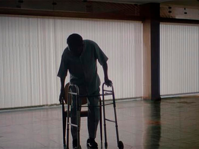 En el documental de Netflix, Pelé, de 80 años, se traslada en andador