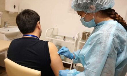 Covid: comienzan a aplicar las terceras dosis de la vacuna Sinopharm