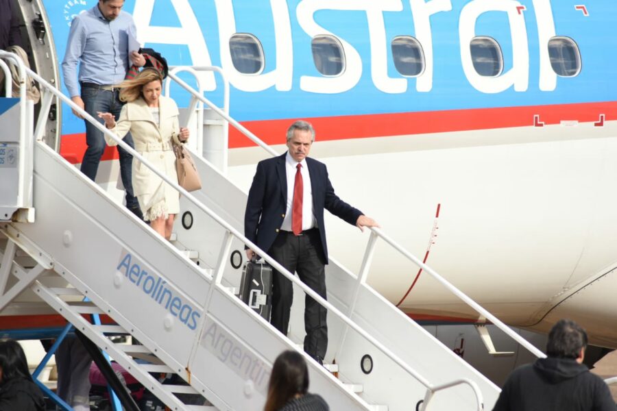 Alberto Fernández vuelve a “alquilar” un vuelo de Aerolíneas para su gira por Francia