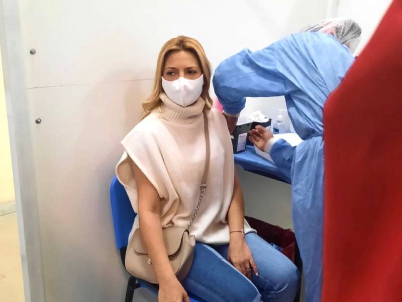 Fabiola Yañez recibió su primera dosis de la vacuna contra el covid