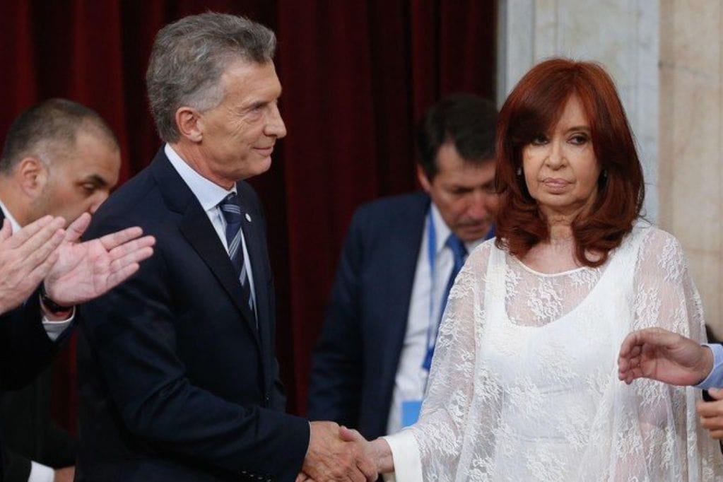 Cristina Kirchner saluda con desdén a Mauricio Macri en el traspaso de mando de 2019