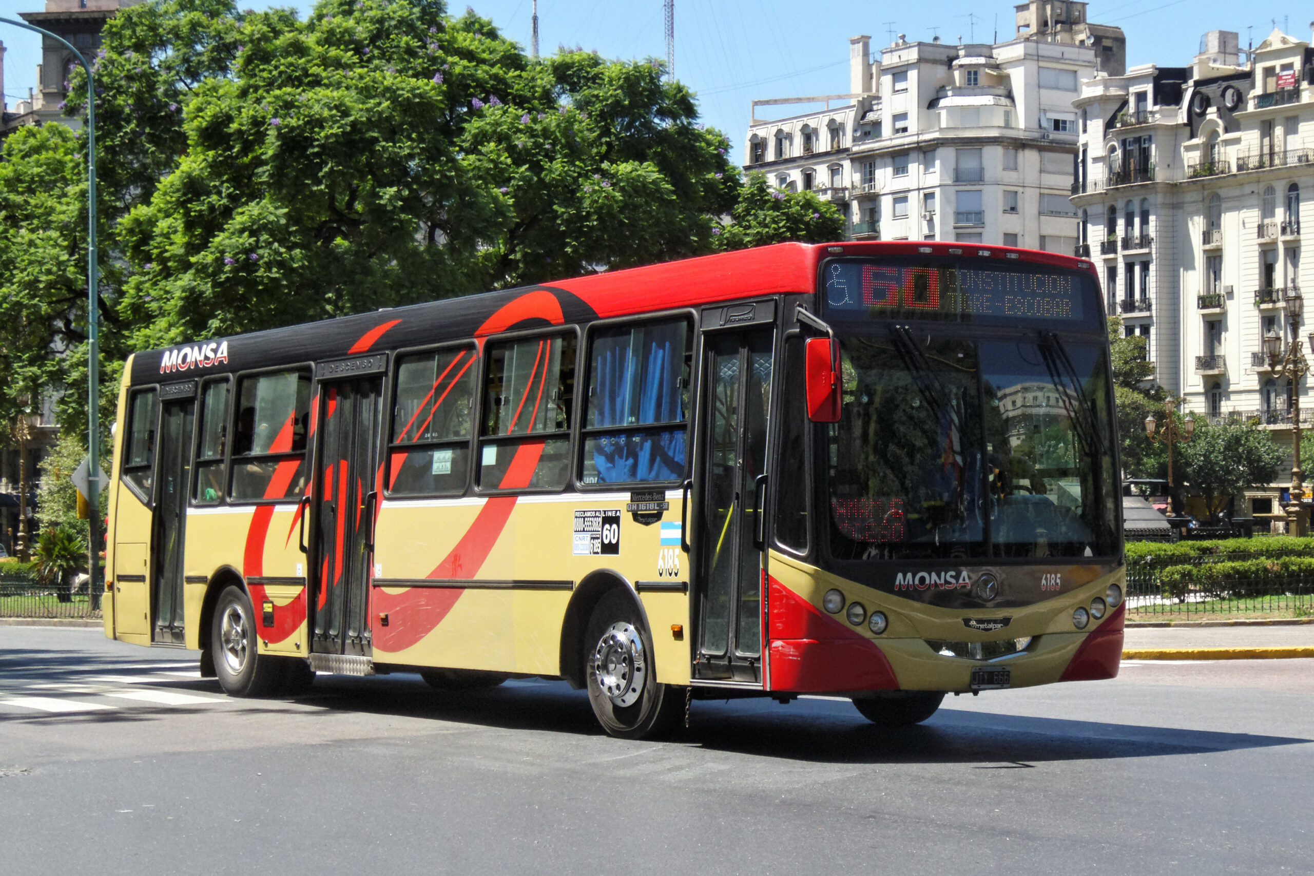 El emblemático "60", una de las líneas de 34 colectivos que circula por la ciudad y la provincia de Buenos Aires