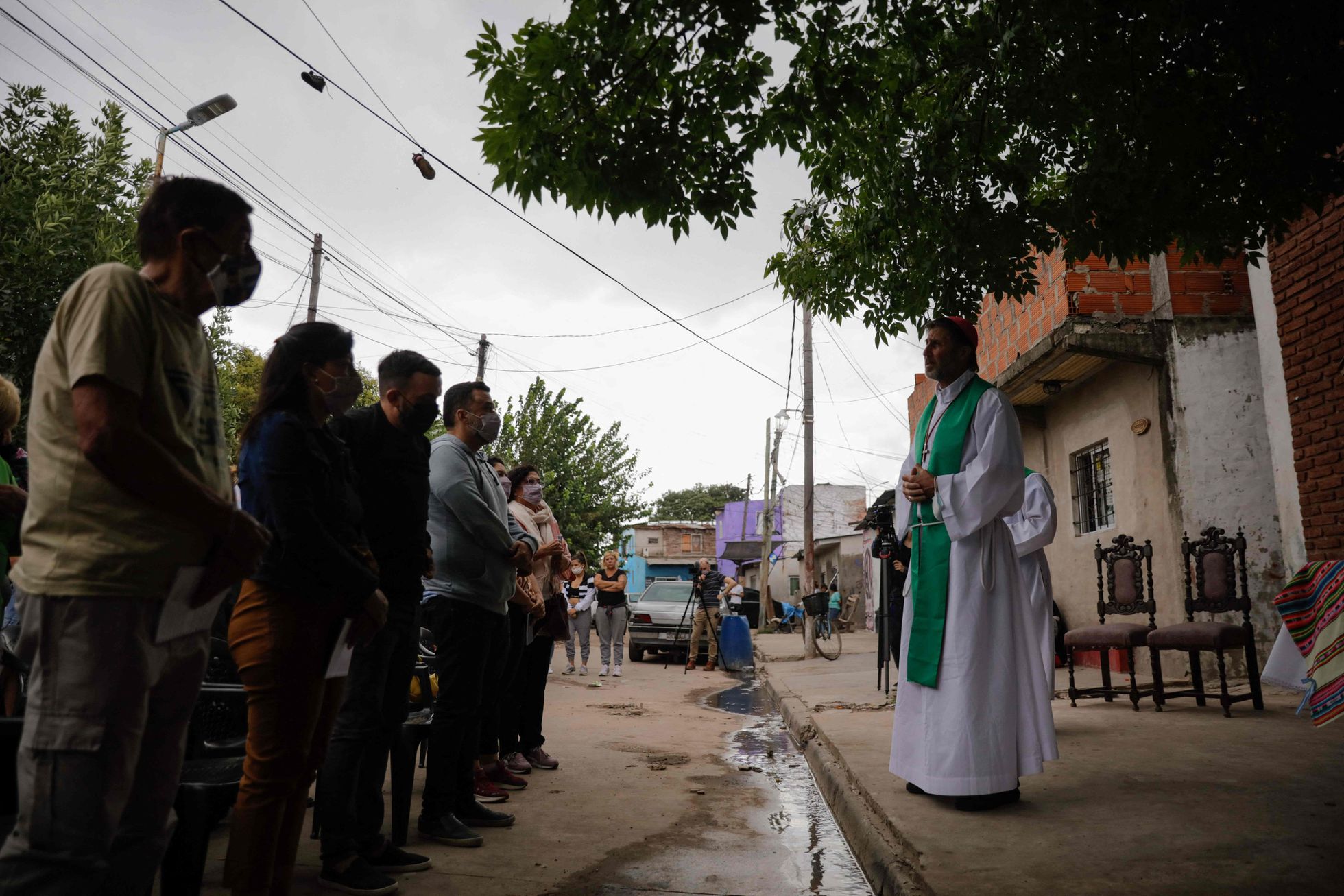 Un sacerdote celebra una misa en memoria de los muertos por droga envenenada en Puerta 8, un barrio marginal de las afueras de Buenos Aires, el 5 de febrero pasado. EMILIANO LASALVIA (AFP)