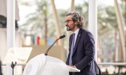 Cafiero en Dubai: un momento vergonzoso hablando inglés y un grave error ortográfico