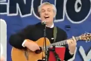 El polémico “show” de Alberto Fernández al cantar “sólo se trata de vivir” en Florencio Varela