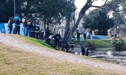 Horror en La Plata: Encontraron a un cadáver flotando en el lago del Parque Saavedra