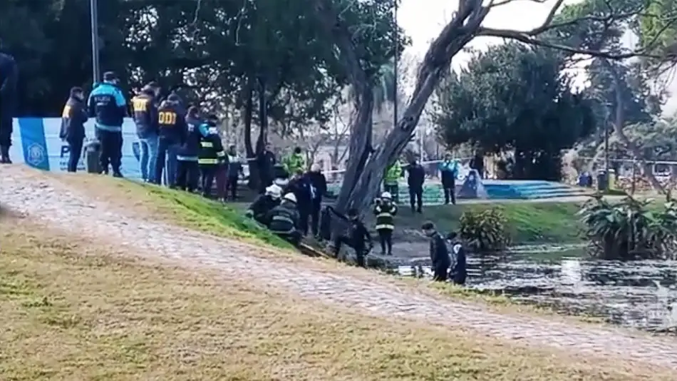 Horror en La Plata: Encontraron a un cadáver flotando en el lago del Parque Saavedra