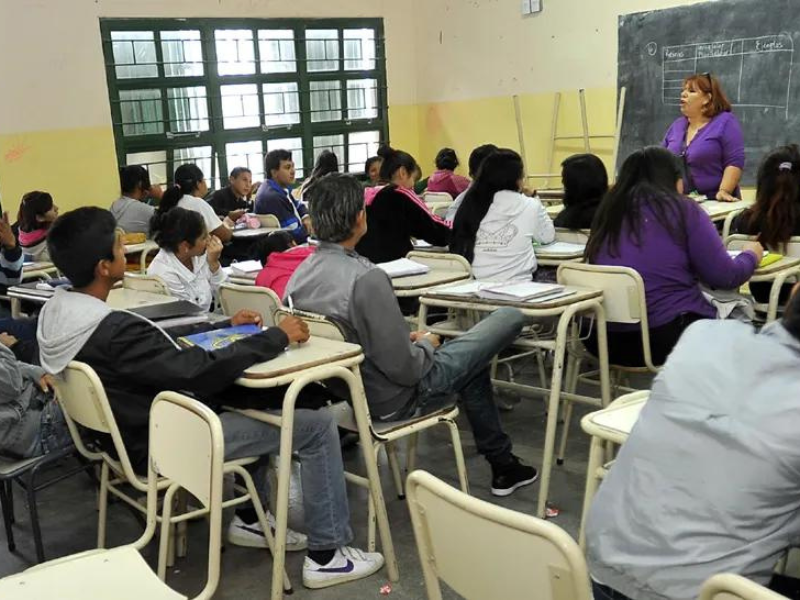 Polémico: Santa Fe propuso eliminar la chance de que los estudiantes secundarios puedan repetir de año