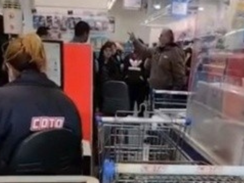 Raúl Castells y 150 militantes irrumpieron en un supermercado exigiendo comida