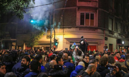 Cristina llamó «energúmenos macristas» a los manifestantes que fueron a la puerta de su casa