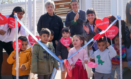 Capitanich obligó a niños a sostener carteles de «Cristina es amor» y «Coqui 2023»