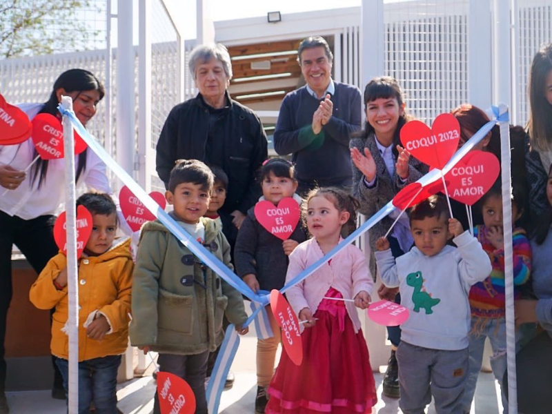 Capitanich obligó a niños a sostener carteles de «Cristina es amor» y «Coqui 2023»