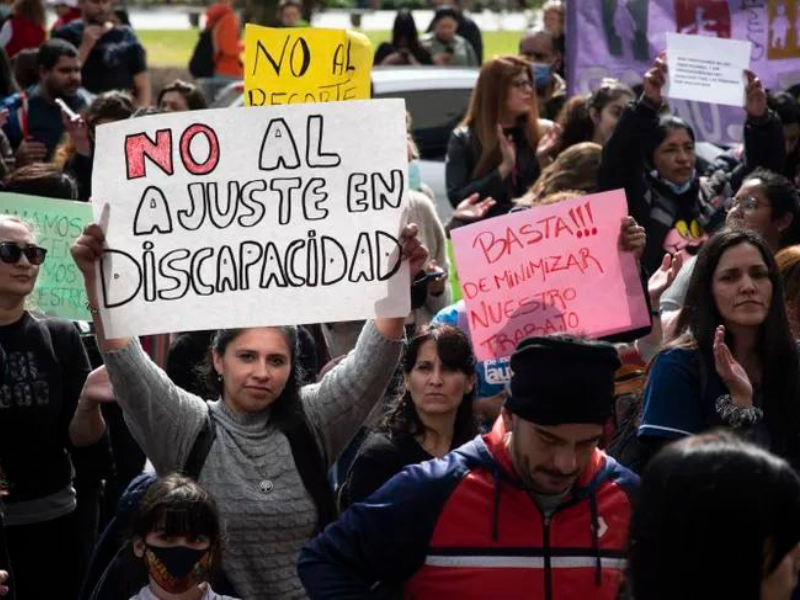 Continúan las protestas por la falta de pagos en el área de discapacidad: «La inclusión no se hace con la letra ‘e’ ni con la letra ‘x'»